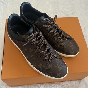Louis Vuitton Luxembourg leather low trainers Size 8 1/2. Great condition